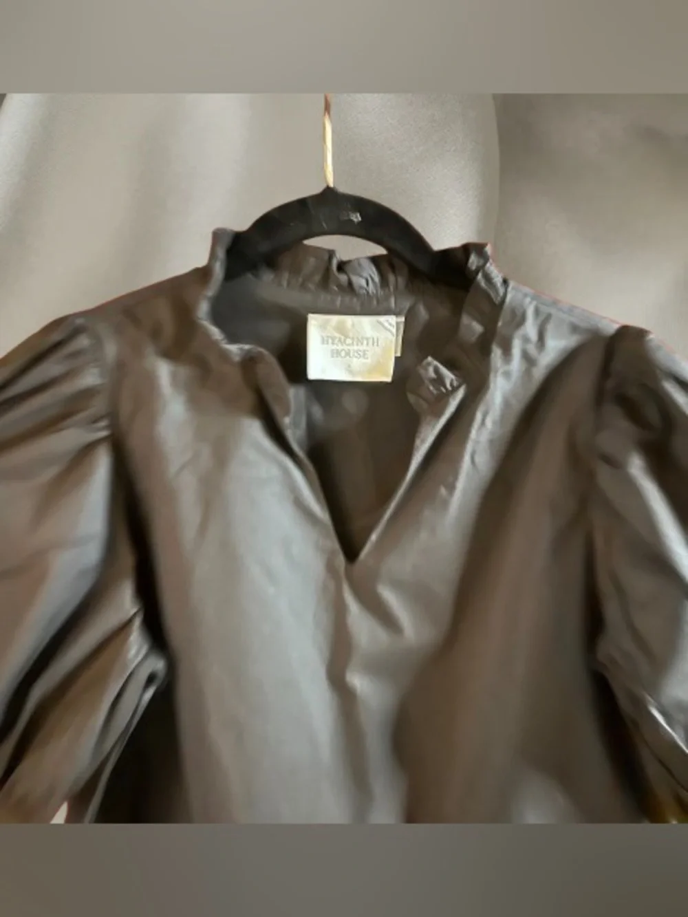 Hyacinth House Black V-Neck Puff Sleeve Poplin Top Small Tuckernuck EUC
